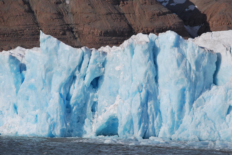 Das blaue Gletschereis von der Naehe, Konsvegen Gletscher (Bild von Gunther Herrmann)